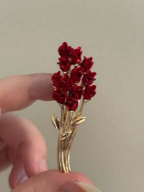 DM 97 Vintage Gold Tone Red Rose Bouquet Brooch